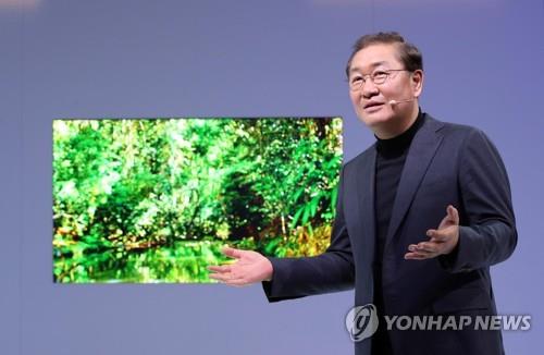 当地时间1月6日,在美国拉斯维加斯举行的三星电子新款电视机发布会(Samsung TV First Look 2019)上,三星电子影像显示器事业部负责人韩宗熙社长在介绍采用Micro LED技术的75英寸电视屏。(韩联社)