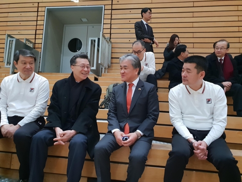 资料图片：在1月4日进行的媒体公开训练上，韩国驻德国大使郑范九（右二）、朝鲜驻德国大使朴男永（左二）参观训练。（大韩手球协会供图）