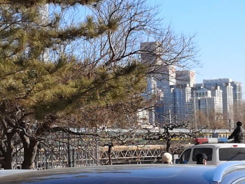 1月8日上午11时许，朝鲜国务委员会委员长金正恩乘坐的专列驶入北京站。（韩联社）
