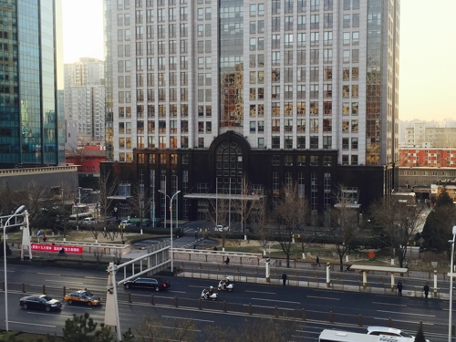 1月9日上午，在北京建国门外大街，金正恩的车队疾驰而过。（韩联社）