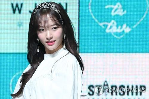 1月8日，在位于首尔市广津区的YES 24剧场，苞娜在迷你新辑《WJ STAY?》抢听会上摆姿势供记者拍照。(韩联社)