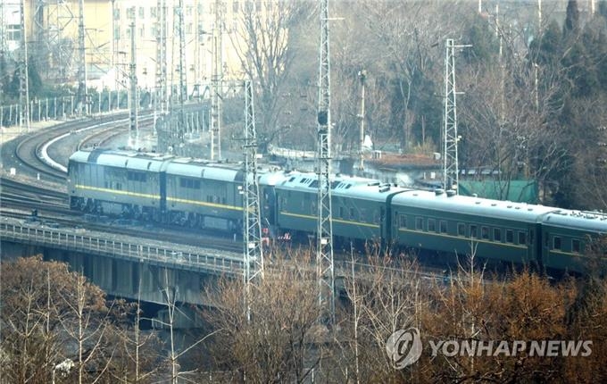 1月9日下午2时许，朝鲜国务委员会委员长金正恩所乘专列驶出北京站。（韩联社）