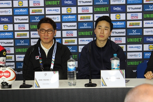 1月10日，在德国柏林，赵荣新（左）在赛后记者会上答记者问。（韩联社）