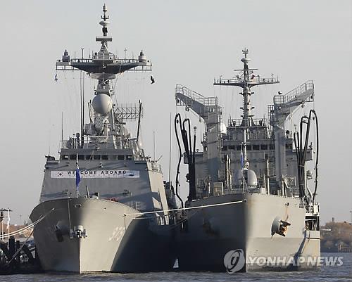 资料图片：“忠武公李舜臣”号驱逐舰（左）和“大清”号军需补给舰（韩联社/欧新社）