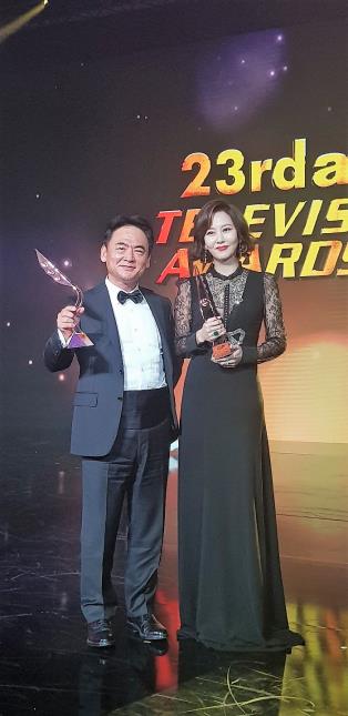 JTBC副社长金容达（左）和金南珠（韩联社/JTBC供图） 