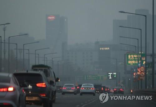 1月15日上午，在首尔江南区汉南大桥一带被雾霾笼罩。（韩联社）