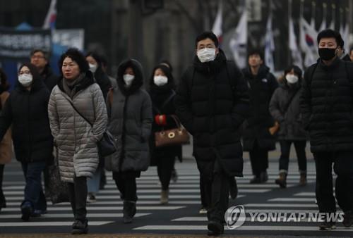 在街头上，市民佩戴口罩出行。（韩联社）
