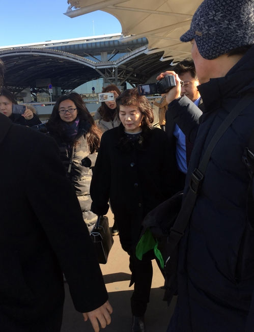 崔善姬走向首都机场停车场。（韩联社）