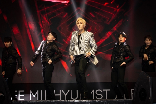 1月15日，在首尔YES24 LIVE HALL，李旼赫在新专辑抢听会上献唱新歌。（CUBE娱乐供图）