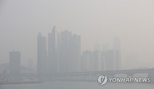 资料图片：1月15日上午，釜山广安大桥和“海上城市”一带被雾霾笼罩。（韩联社/釜山市水营区政府供图）