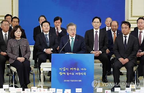 1月15日，在青瓦台，韩国总统文在寅（前排中）出席韩国大中型企业代表座谈并发言。（韩联社）