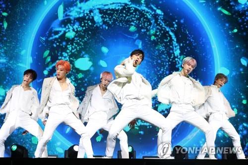 1月16日下午，在首尔市COEX，ASTRO在抢听会上演唱新歌。（韩联社）