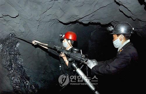 朝鲜矿工在开采煤炭。图片仅限韩国国内使用，严禁转载复制。（韩联社/朝中社）
