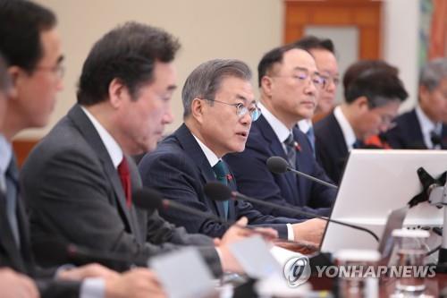 1月22日，在青瓦台，韩国总统文在寅（左三）主持召开国务会议。（韩联社）