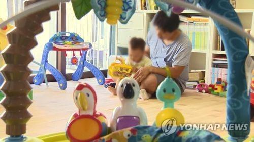 资料图片：休假育儿的韩国奶爸（韩联社TV画面）