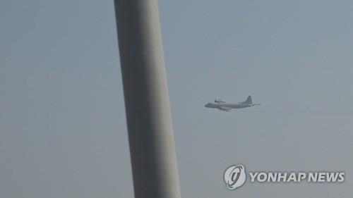 1月23日下午，日本P-3巡逻机从约60米的高度贴近韩国大祚荣号驱逐舰右弦飞行，距舰桥天线仅有1公里远。（韩联社/韩国防部供图）
