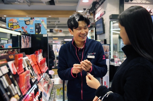 调查：外国人在韩美妆消费生变 彩妆最受捧