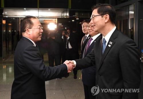 资料图片：右为联办韩方主任千海成，左为朝方主任田钟秀。（韩联社）