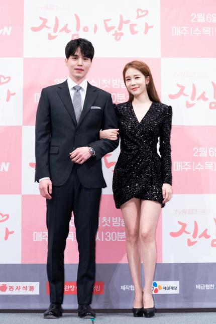 1月29日，在首尔皇宫酒店举行的《触及真心》发布会上，李栋旭和刘仁娜摆姿势供媒体拍照。（tvN供图）