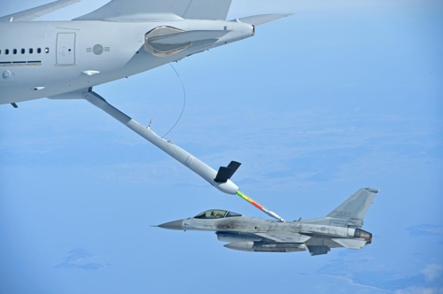 资料图片：KC-330空军加油机为战机执行空中加油任务。（空军供图）