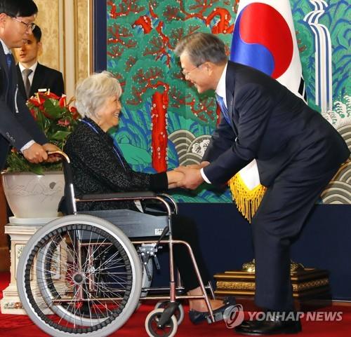3月4日上午，在青瓦台迎宾馆，韩国总统文在寅（右）设午宴接待海外独立有功者后代。（韩联社）