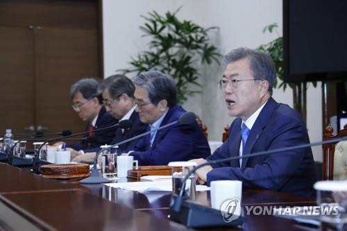3月4日下午，在青瓦台，韩国总统文在寅（右一）主持召开国家安全保障会议（NSC）全体会议。（韩联社）