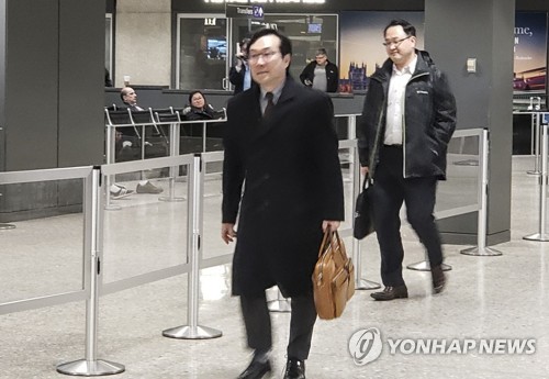 当地时间3月5日，朝核问题磋商韩方首席代表、韩国外交部韩半岛和平交涉本部长李度勋（左）飞抵华盛顿。（韩联社）