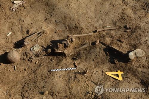 资料图片：在韩朝非军事区箭头高地一带发掘的韩战阵亡者遗骸（韩联社）