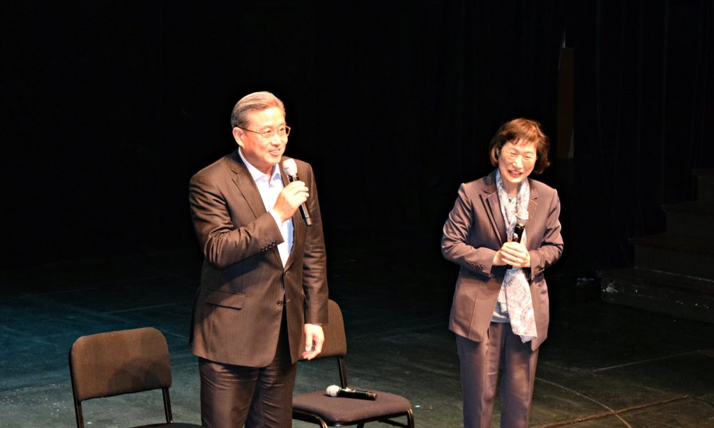 3月12日，在首尔南山艺术中心，中国驻韩国大使馆公参王鲁新（左）在台上发言。右为韩中演剧交流协会会长吴秀卿。（韩联社）