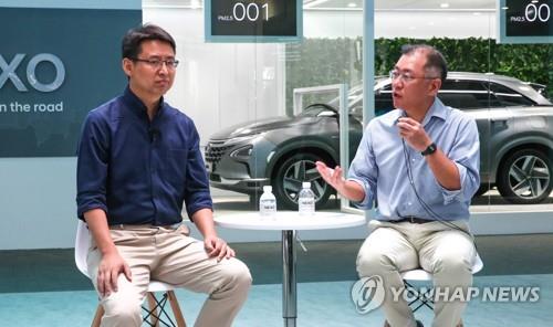 资料图片：2018年6月13日，在上海举行的2018亚洲消费电子展上，现代汽车副会长郑义宣（右）与格灵深瞳创始人、CEO赵勇进行交谈。（韩联社/现代起亚供图）