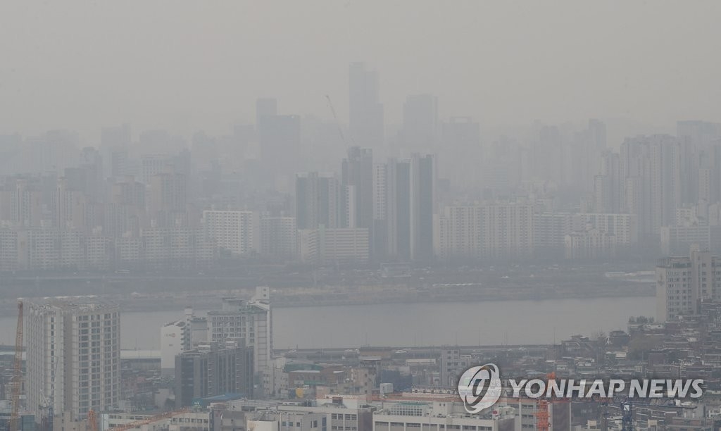 资料图片：3月12日下午，在首尔南山远眺市区，雨后雾霾仍不散。（韩联社）