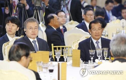 文在寅（左一）出席韩柬商务论坛（韩联社） 