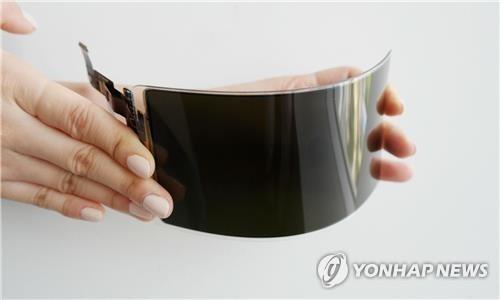 三星显示器可弯曲OLED面板（三星显示器供图）