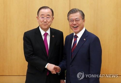 3月21日，韩国总统文在寅（右）和联合国前秘书长潘基文在青瓦台会晤。（韩联社）