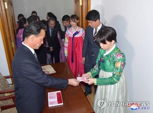 资料图片：朝鲜居民参加最高人民会议代议员选举投票活动。图片仅限韩国国内使用，严禁转载复制。（韩联社/朝中社）