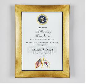 美国总统特朗普2017年6月赠送的白宫纪念品（青瓦台供图）