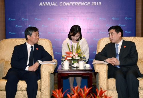 3月28日，在海南博鳌，韩国产业通商资源部长官成允模（左）同中国工业和信息化部部长苗圩举行会谈。（韩联社/产业部供图）