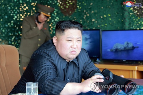 资料图片：5月4日，金正恩参观火力打击训练。图片仅限韩国国内使用，严禁转载复制。（韩联社/朝中社）