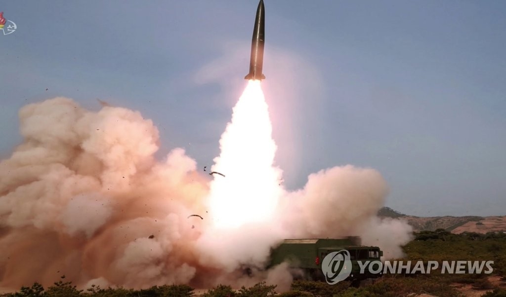 资料图片：这是朝鲜5月4日将战术制导武器发射升空的现场照片。朝鲜中央电视台5日播放朝鲜在东部地区实施的火力打击训练现场照。图片仅限韩国国内使用，严禁转载复制。（韩联社/朝鲜央视）