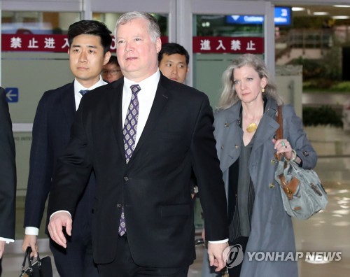 资料图片：5月8日，美国国务院对朝政策特别代表斯蒂芬·比根抵达首尔金浦机场，开始对韩国的访问。（韩联社）