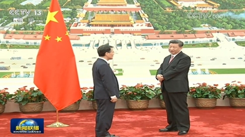 资料图片：韩国新任驻华大使张夏成（左）与中国国家主席习近平（CCTV截图）