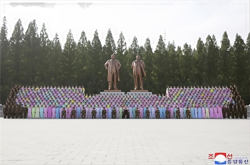据朝中社6月5日报道，金正恩4日在人民武力省与第二届第七次军属艺术小组竞赛获奖人员合影留念。图片仅限韩国国内使用，严禁转载复制。（韩联社/朝中社）
