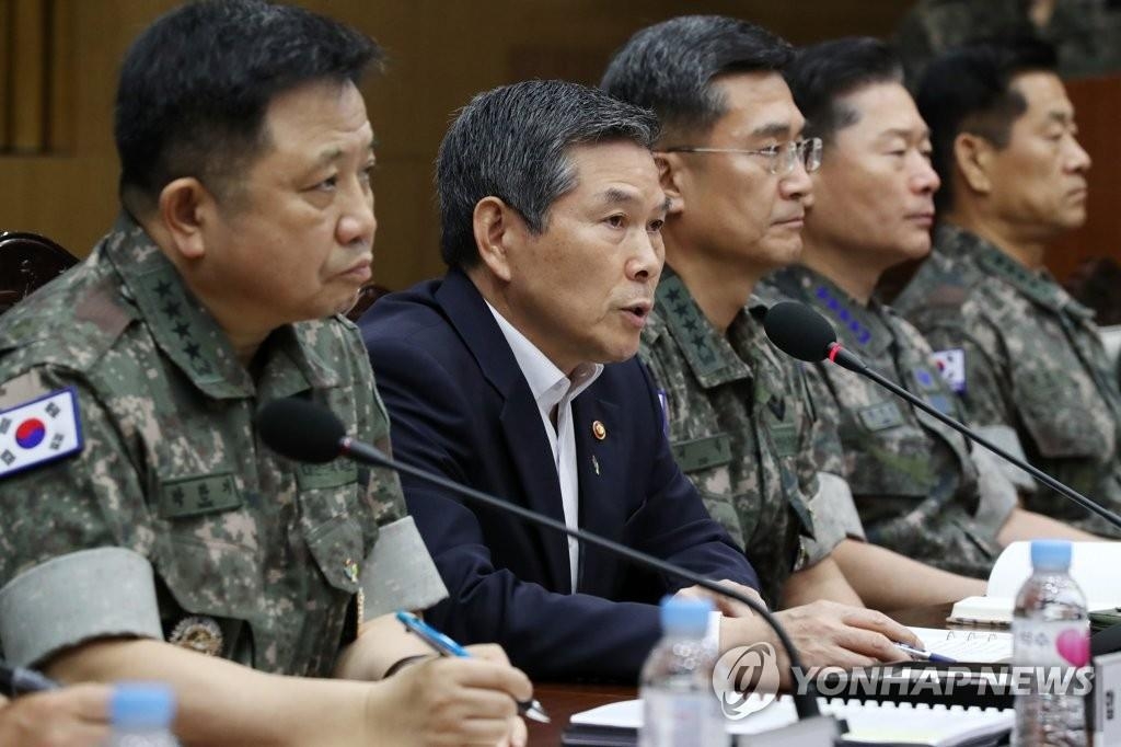资料图片：郑景斗（左二）主持召开“2019年上半年全军指挥官会议”并发言。 韩联社