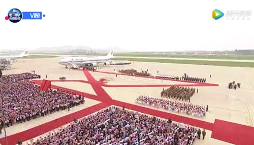 朝鲜居民在平壤机场欢迎习近平访朝。 中国央视截图（图片严禁转载复制）