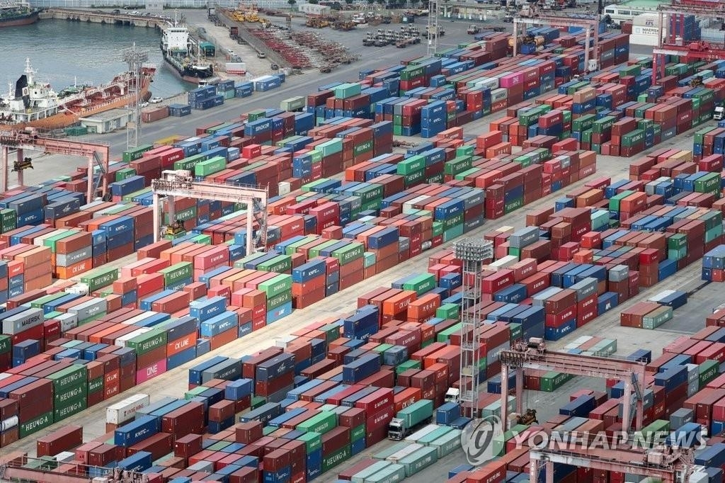 资料图片：釜山港集装箱码头 韩联社