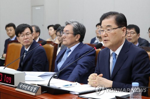 郑义溶（右一）在国会运营委员会全体会议上答问。 韩联社