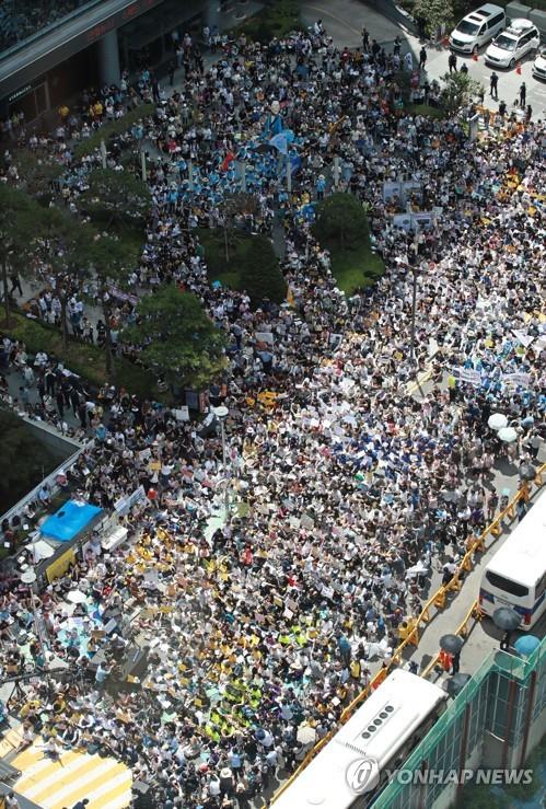 8月14日下午，在首尔日本驻韩大使馆原址前，要求日本政府解决慰安妇受害者问题的第1400次定期“周三集会”举行。 韩联社