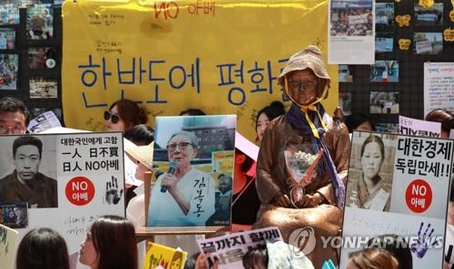 8月14日下午，在首尔日本驻韩大使馆原址前，要求日本政府解决慰安妇受害者问题的第1400次定期“周三集会”举行。 韩联社
