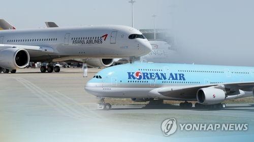 资料图片：大韩航空（右）和韩亚航空客机 韩联社