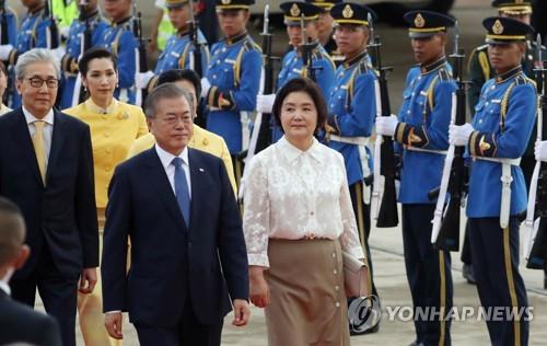 资料图片：9月1日，韩国总统文在寅和夫人金正淑抵达曼谷，开始对泰国进行正式访问。 韩联社